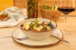 Griekse stifado van stoofvlees of aubergine, met witte rijst
